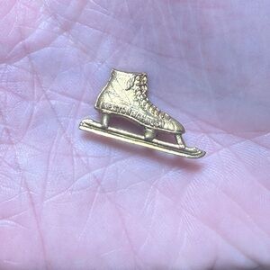 Vintage Gold Tone Ice Skate‎ Pin Nestor Johnson